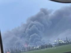  Жахливий кислий сморід після прильотів : у Ростові горить центр управління польотами, мінус літаки на півдні РФ (відео)
