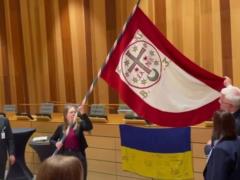Швеция передала Украине реплику боевой хоругви Богдана Хмельницкого