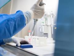 Британские ученые испытали на людях первую вакцину, созданную ИИ