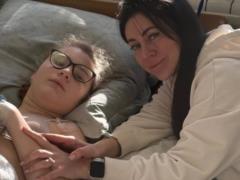Во Львове хирурги прооперировали 13-летнюю девочку, у которой стерлась половина кости сустава