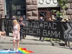 Сотрудница G?Bar извинилась за то, что топтала флаг ЛГБТ на «КиевПрайде»