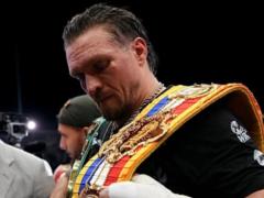 Усик объявил об отказе от всех чемпионских поясов, но карьеру пока не заканчивает