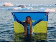 Украинские полярники ныряли в ледяном океане в честь праздника середины зимы
