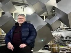 Известный скульптор Пинчук тайно сфотографировал в поезде пассажирку и выставил снимок в соцсетях