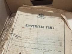 Историческое сокровище в стене: во время ремонта ГРАГС в Бердичеве нашли старинные метрические книги