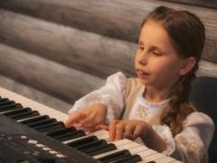 Слепая пианистка: несмотря на слепоту и редкую болезнь, 11-летняя девочка покоряет музыкальную сцену