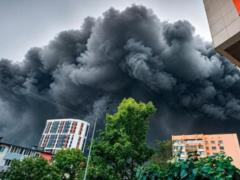 Владивосток у вогні та диму, згорів величезний склад побутової техніки (відео)