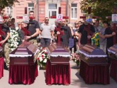 В Радушном прощаются с многодетной семьей Вороновых, погибшей от российской ракеты