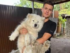 Собаку, которую сотрудники Новой почты выгнали на жару, нашли - пса накормили и забрали домой