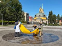 Скульптуры малышей-основателей Киева переодели ко Дню Независимости Украины