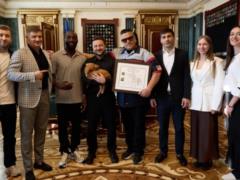 Американский боксер Теренс Кроуфорд подарил Зеленскому питбультерьера Фрею