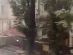 В Одессе ураган сносит все на своем пути
