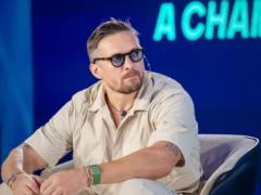 Усик неожиданно сменил имидж накануне 17-й годовщины свадьбы